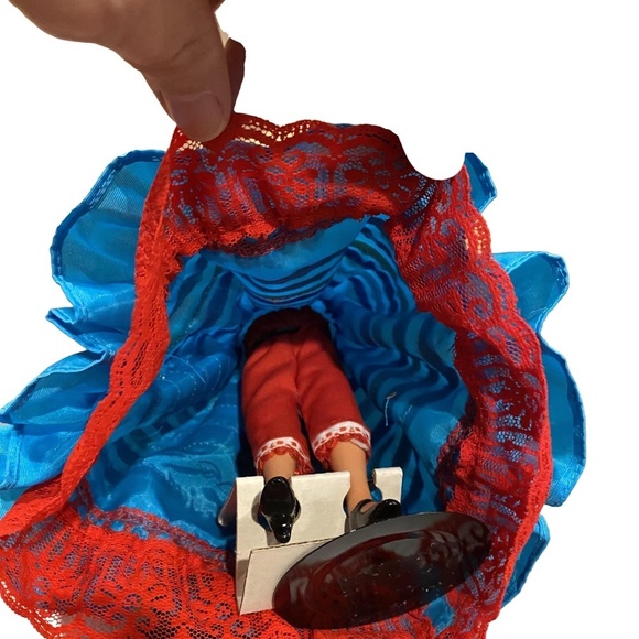 Vintage 1990 AVON Lupita from Mexico International Porcelain Doll Collection 8" - Picture 10 of 11